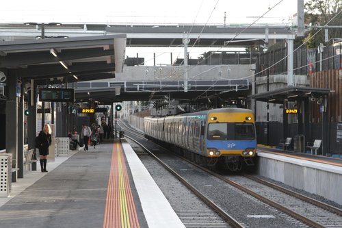 Alstom Comeng arrives into the newly rebuilt low level station at McKinnon on a down Frankston service