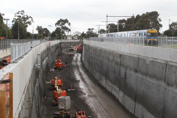 Citybound train approaches St Albans station, passing the almost complete rail cutting