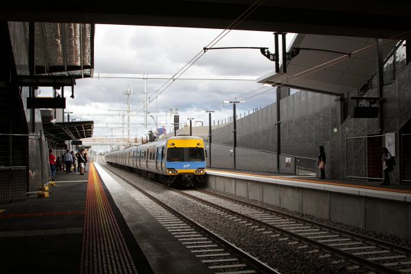 Down Sunbury service arrives at the new low level St Albans station