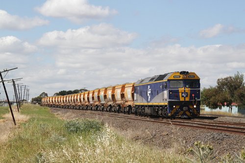 G512 leads the up Apex train through Albion, bound for Brooklyn