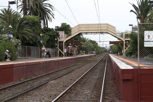 Overview of Ripponlea station from Glen Eira Road