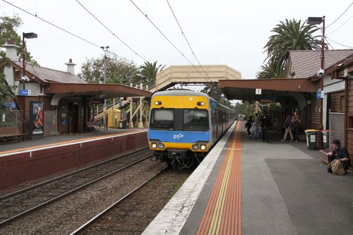 Citybound Comeng train arrives into Ripponlea station