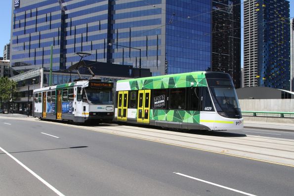 E.6029 on route 86 passes A1.235 on route 30 across the La Trobe Street Bridge