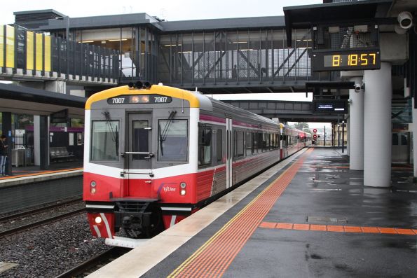 Sprinter 7007 leads four classmates into Sunshine with an up service