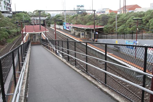 Ramp down to the island platform at Moorabbin station