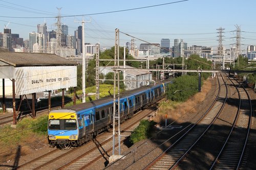 Comeng passes the mill sidings at Kensington on an up Craigieburn service