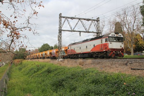 G521 leads the down empty Apex train through Kensington