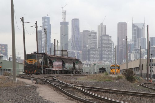 Y152 waiting in the Melbourne Operations Terminal with three loaded NGGF hoppers taken off a down SG steel train