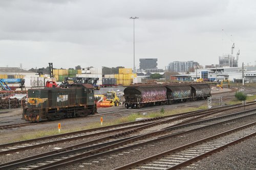 Y152 leave the three loaded NGGF hoppers in the siding