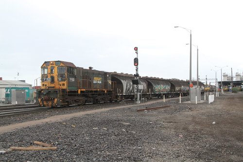 Y152 traverses 'W' track on the return from North Dynon with the empty NGGF wagons