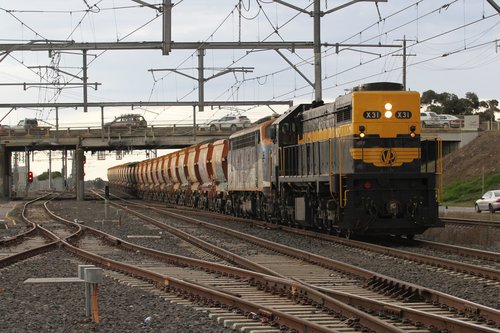 X31 and B76 pass through Craigieburn on the up