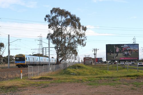 EDI Comeng approaches Ginifer station on a down Watergardens service