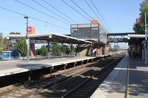 Centre island platform at Watergardens station