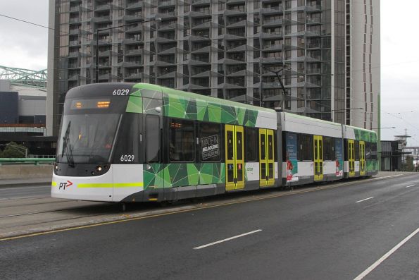 E.6029 heads east on route 86 over the La Trobe Street bridge