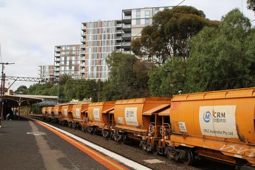 Up empty Apex train from Westall passes through Toorak station