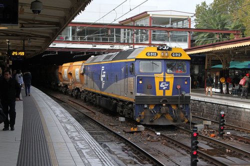 G512 leads the westbound empty Apex train ex-Westall through Flinders Street Station