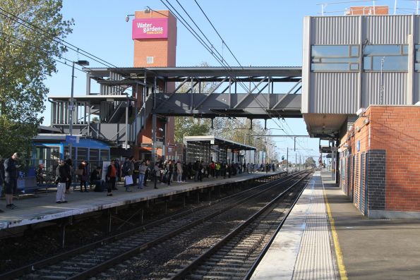 Big crowd waiting for a citybound train at Watergardens station