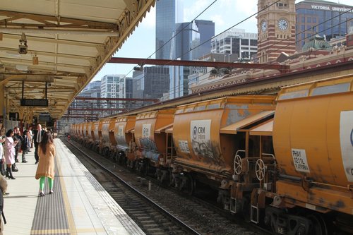 G521 leads the up empty Apex train through Flinders Street