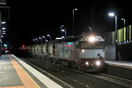 G521 leads the down empty Apex train through Sunshine ex-Brooklyn