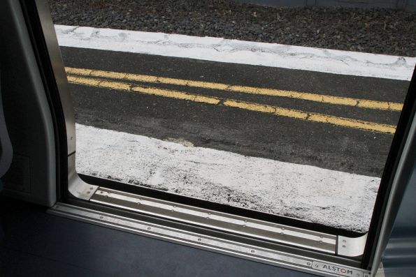 Incredibly narrow platform at the up end of Mont Albert platform 2 and 3