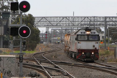 G521 approaches Sunshine on the up loaded Apex train bound for Brooklyn