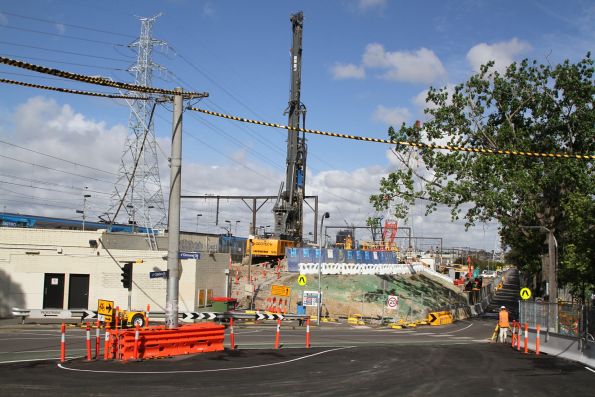 Piling rig and crane at the South Kensington TBM retrieval shaft