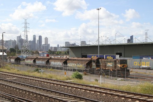 Having left the four loaded wagons in the Manildra siding at North Dynon, Y152 shunts out with the four empties