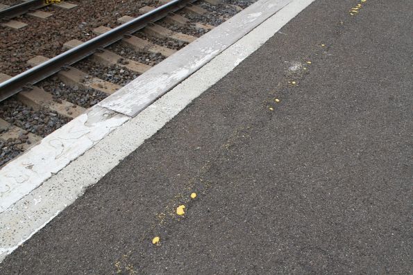 Faded yellow line at South Kensington platform 2