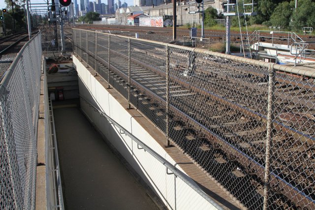 Ramp down to the subway from platform 1