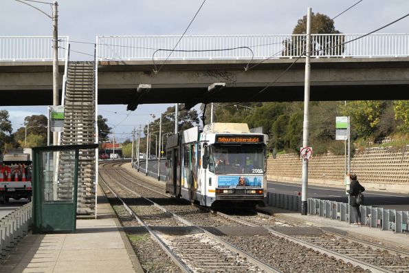 B2.2089 picks up a citybound route 64 passenger in the median strip of Queens Way