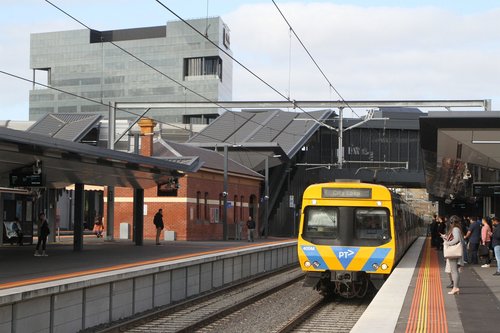 Life extension EDI Comeng 405M arrives into Footscray on a up Sunbury service