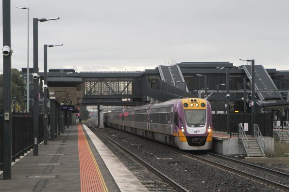 VLocity VL23 pulls up at the very end of Sunshine platform 3