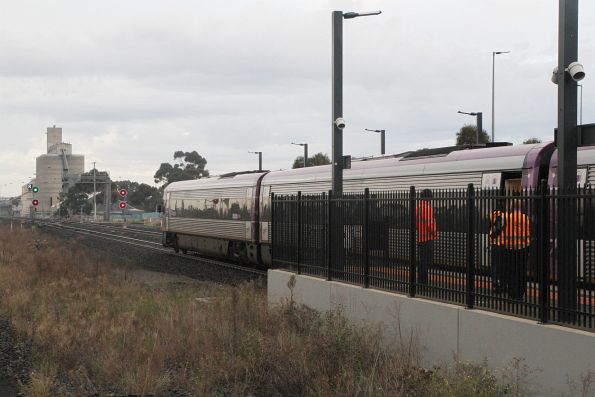 The train has shunted forward, and now the first one and a 1/2 carriages of the train overhang platform 3 at Sunshine