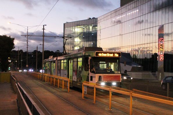 B2.2033 heads east on route 75 along Burwood Highway at Deakin University