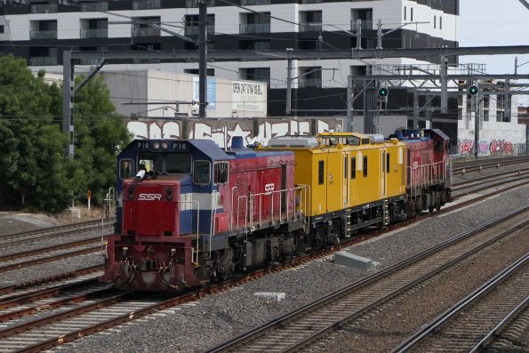 P16 leads P18 push-pull with EV120 on the up at Middle Footscray