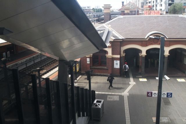 Steps down to Footscray platform 4 and 5