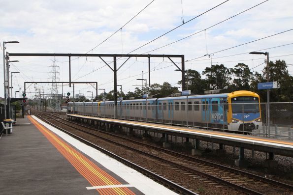 Siemens 821M passes South Kensington on an up Sunbury service