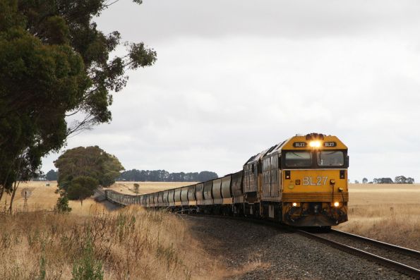 BL27 leads 8161 on an up PN grain at Mininera