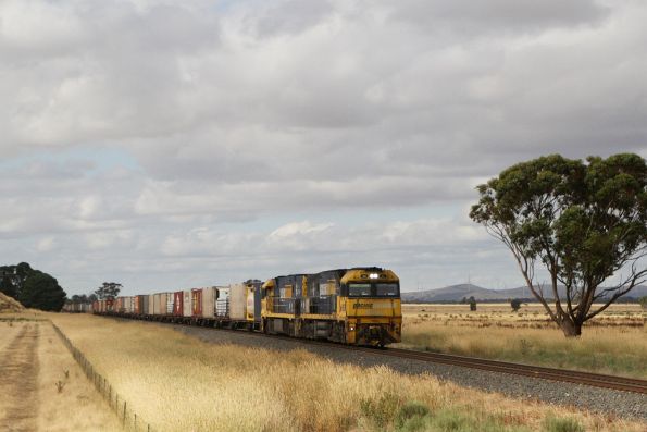 NR52 leads NR91 on 4PM6 up PN intermodal at Langi Logan