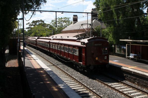 Tait set on the up at Moonee Ponds, headed back to Flinders Street then Newport Workshops