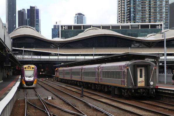 N466 arrives into Southern Cross with carriage set FN4, VLocity VL24 alongside