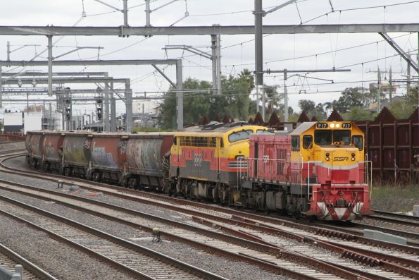 P17 leads B75 through Middle Footscray on an up grain shuttle from Tottenham Yard to Appleton Dock