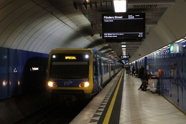 X'Trapolis 78M arrives into Parliament station platform 1 with a 'City Circle' service to Flinders Street