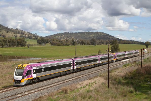 VLocity VS97 leads VS94 out of Wodonga towards the SCT terminal at Barnawartha