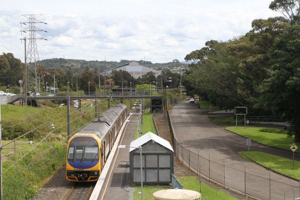 Oscar set H23 pauses at Port Kembla North station on the up