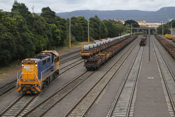 Watco shunter PB7 brings a rake of loaded coil steel wagons to the Cringila exchange sidings