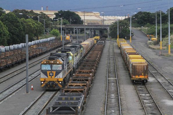 CF4408, QL003 and QL011 arrive on 3MW7 steel train at the Cringila exchange sidings