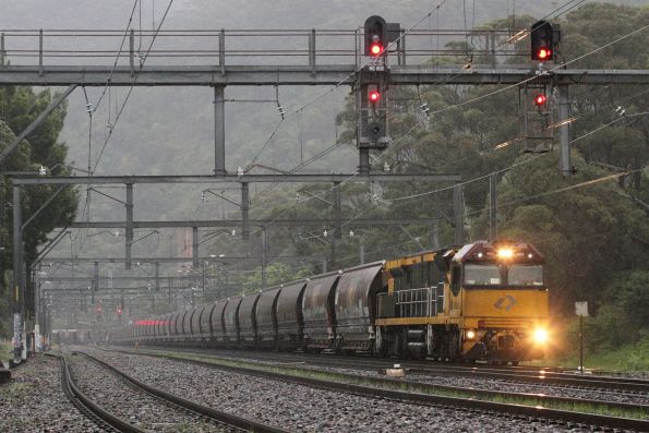 6005 leads an up empty Aurizon push-pull coal train through Coalcliff, headed from Inner Harbour to Metropolitan Colliery