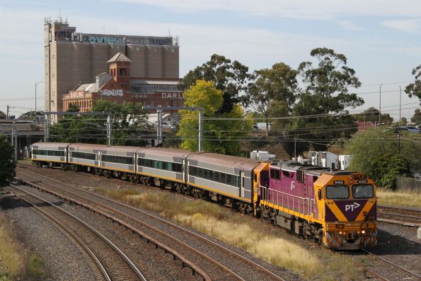 N452 leads the down carriage transfer onto the goods lines at Albion