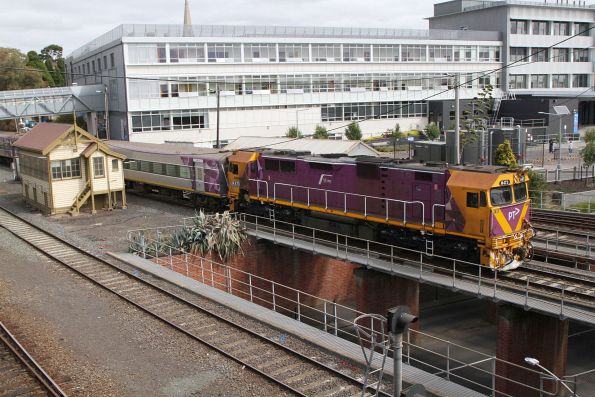 N473 leads carriage set VN6 into Geelong with an up Warrnambool service